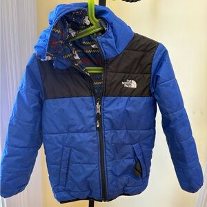 Boy’s blue north face coat, it is reversible, size 5 kids. It is used, no tears.